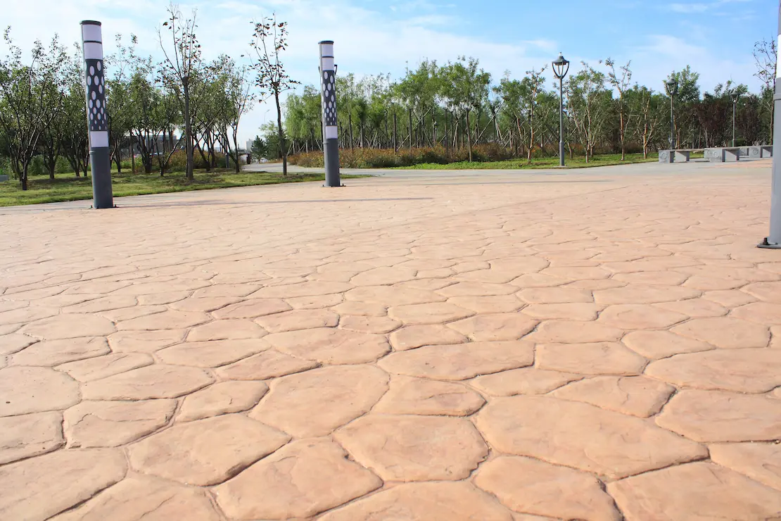 Zona de relajación de una universidad con pavimento de hormigón estampado.